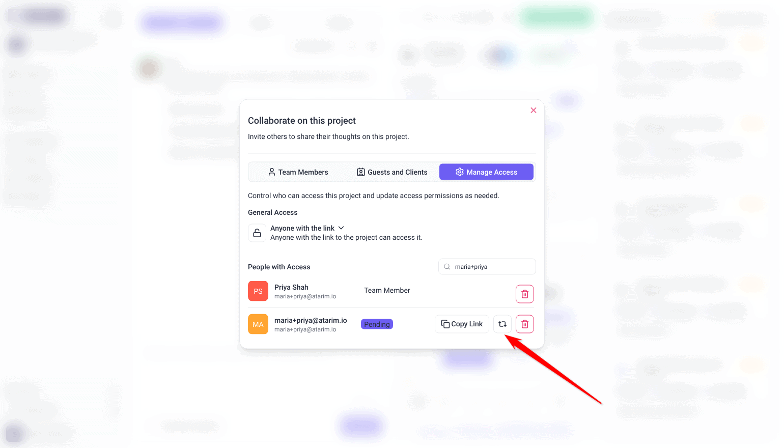 Manage Access tab with a Pending invitation showing Copy Link, resend and delete buttons, and the red arrow pointing at the resend button.